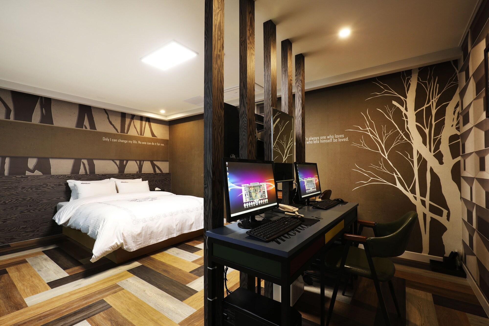 Mondavi Hotel